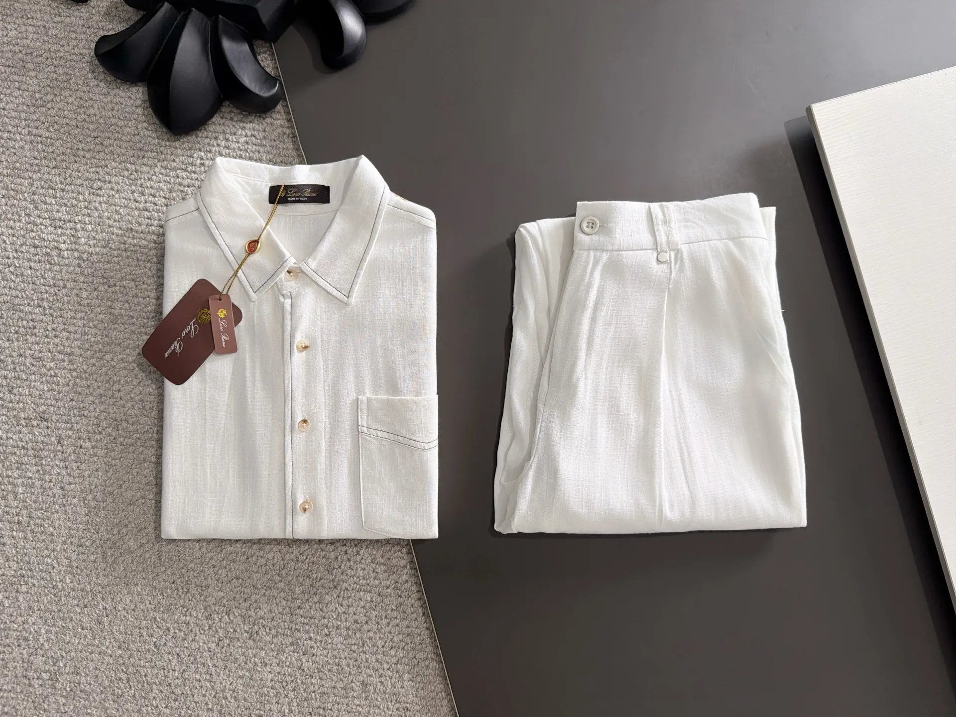Next day shipment LP high quality Loro Piana 26ss autumn and winter New Arrival linen shirt set Made of one-on-one combed cotton yarn knitted linen fabrics, no pressure in and out of the counter Exclusive control of raw materials It feels substantial when weighed, and the upper body is more textured than ordinary T-shirts. This texture can cope with the weather easily and is suitable for both hot and cold! Loose fit design, looks noble. The only correct version is available Size: M to XXXL